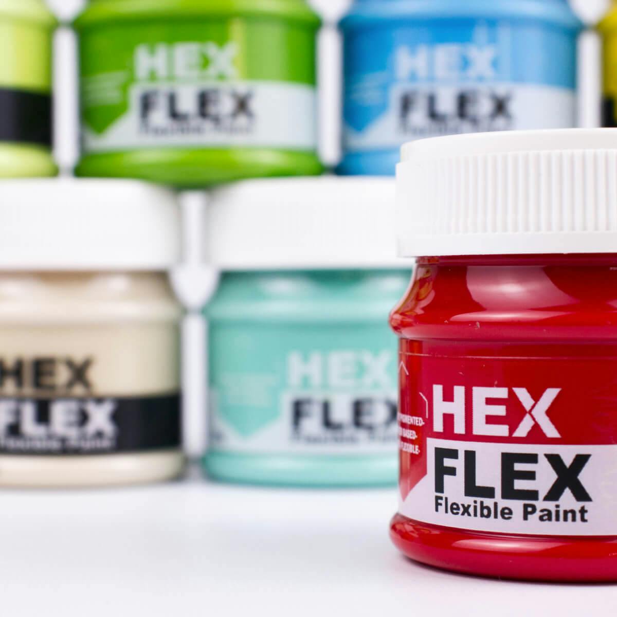 Detail na červenou HexFlex barvu s ostatními barvami v pozadí