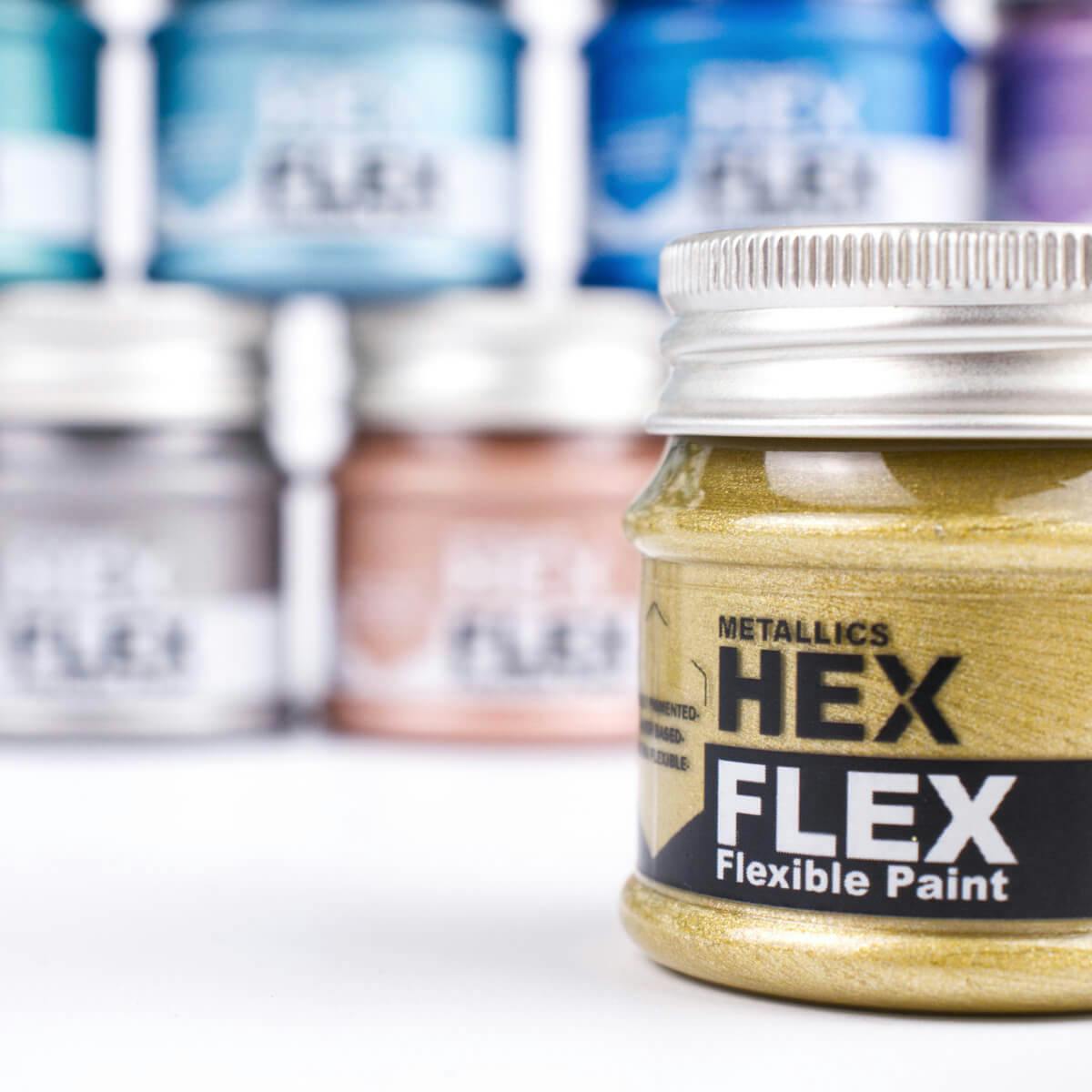 Detailní záběr na zlatou metalickou barvu HexFlex Metallic s ostatními barvami v pozadí