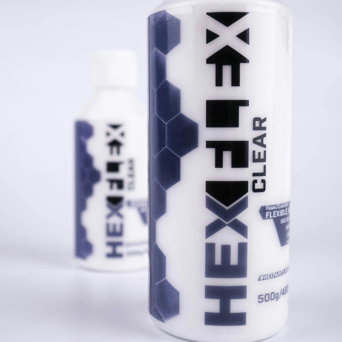 Detailní záběr na HexFlex Primer v průhledné variantě s menší lahví v pozadí